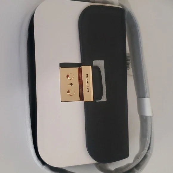 Sm flap belt bag leather,  Michael kors. Black / white, Adjustable 24in-43in. - Picture 4 of 7